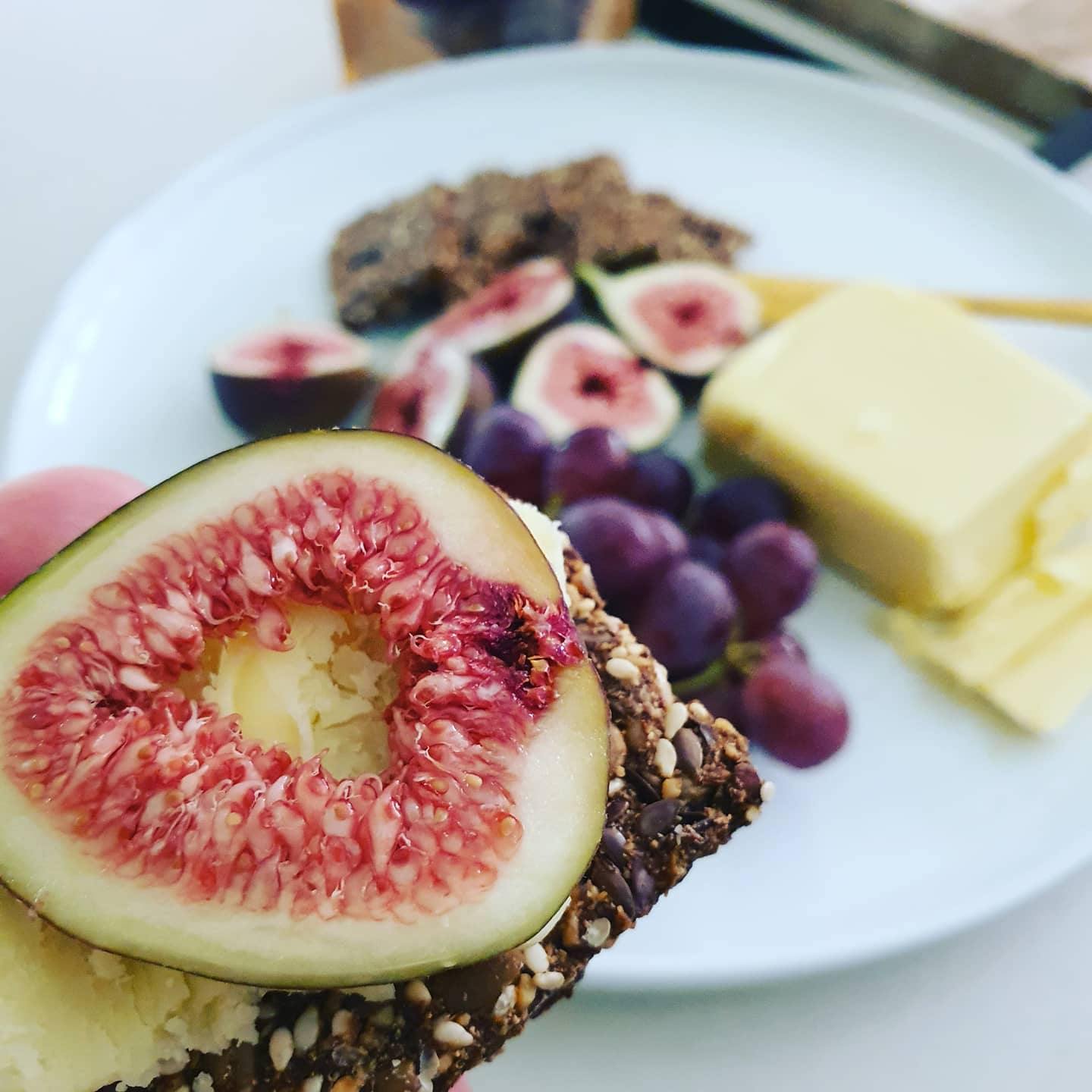 Seedy crackers - spiced fruit 140gm - single - PaleoPure